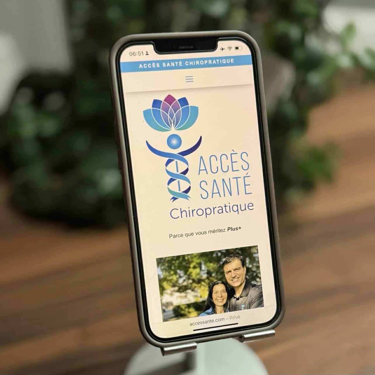  Femme assise à son bureau, stressée et fatiguée, symbolisant l’impact du stress sur la performance et le bien-être. 